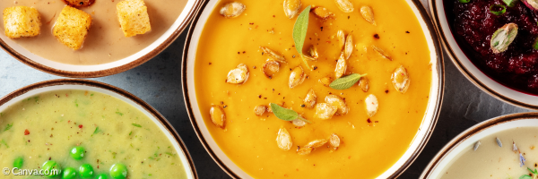 Suppenschüsseln mit verschiedenen Suppen