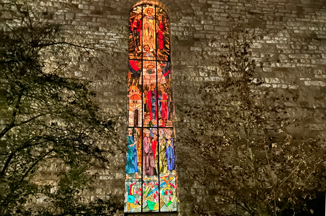 Auferstehungsfenster mit der Emmausgeschichte