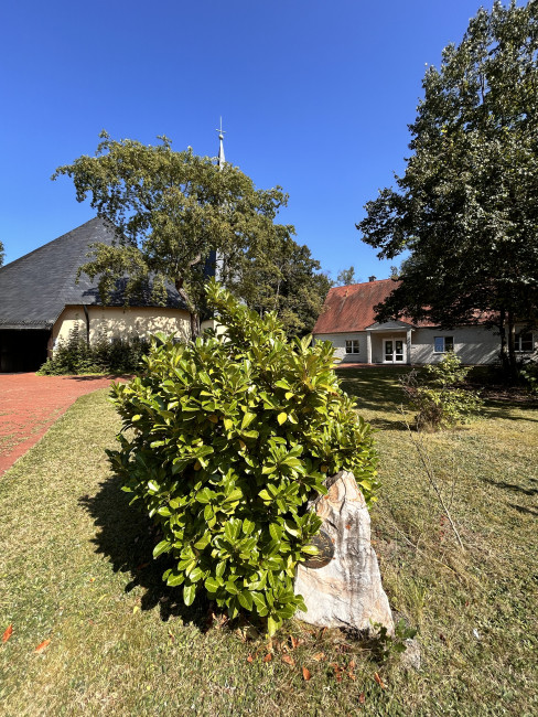 Ökumenstein vor der Himmelfahrtskirche