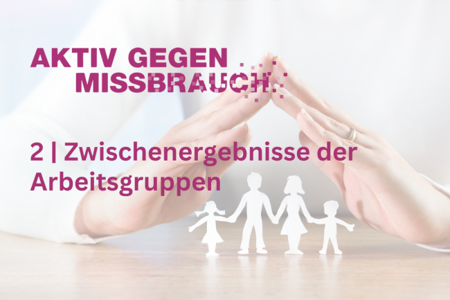 Hände formen ein Dach über einer Familie